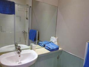 a bathroom with a sink and a mirror at Wadebridge Whitecross studio 1 in Wadebridge