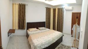 Postel nebo postele na pokoji v ubytování Ananta - Rishikesh Luxurious 2BHK