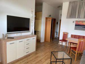TV a/nebo společenská místnost v ubytování Ferienwohnung Fehmarn am Südstrand
