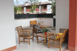 un grupo de sillas y una mesa en un patio en Casa Pomposa, en Lido di Pomposa
