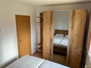 Postel nebo postele na pokoji v ubytování Ferienwohnung Müritzblick in Röbel