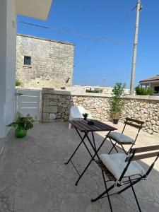 d'une terrasse avec deux chaises et une table. dans l'établissement Terra De Mare, à Palmariggi