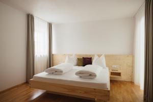 A bed or beds in a room at Untermairhof Appartment Residence