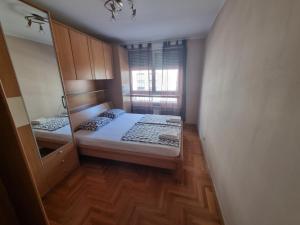 een kleine kamer met 2 bedden en een raam bij Apartman Bruna in Zagreb