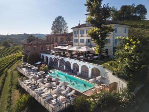 een luchtzicht op een hotel met een zwembad bij Villa Tiboldi in Canale