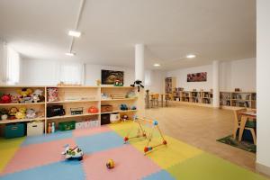 una habitación con una zona de juegos con una pista de juguetes en Untermairhof Appartment Residence, en Selva dei Molini