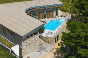 una vista aérea de una casa con piscina en Villa BIOKOVO BAST, en Bast