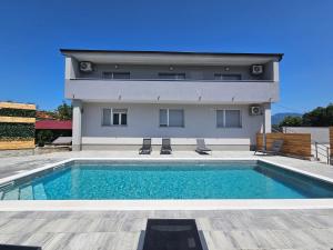 Πισίνα στο ή κοντά στο Apartmani Dado