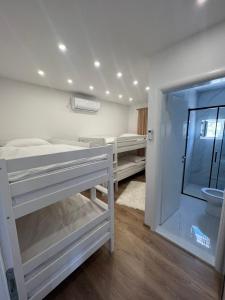 查普利納的住宿－Villa Deluxe BB，带三张双层床和一间浴室的客房