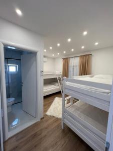 1 Schlafzimmer mit 2 Etagenbetten und einem Badezimmer in der Unterkunft Villa Deluxe BB in Čapljina