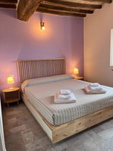 um quarto com uma cama grande com duas toalhas em Buongiorno Maestra di Monteverdi Marittimo, Borgo di Canneto em Canneto