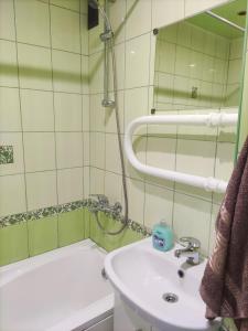 uma casa de banho com um lavatório e uma banheira em Julias Apartments Riga, 3x rooms em Riga