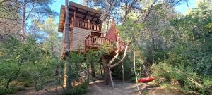 ein Baumhaus mitten im Wald in der Unterkunft TreeHouses Ljubač Glamping Robinson in Ljubač