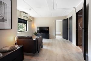 salon z kanapą i telewizorem w obiekcie 2 Bedroom apartment w/ Parking & Balcony w mieście Tønsberg