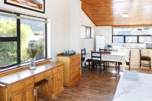 eine Küche und ein Esszimmer mit einem Tisch und einem Esszimmer in der Unterkunft Shalom Self Catering in Kleinmond