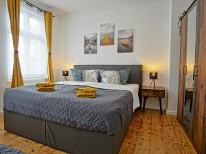 a bedroom with a bed with yellow towels on it at "HOGULU" Brandenburg, Hauptbahnhof, Küche in Brandenburg an der Havel