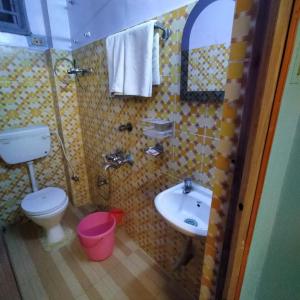 Tulip 1bhk Apartment by Hotel Airways في كولْكاتا: حمام مع مرحاض ومغسلة