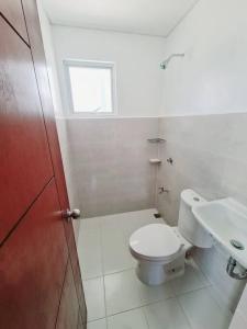 een badkamer met een toilet en een wastafel bij Elon's Place in Catarman