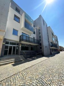 a building with a cobblestone street in front of it at Apartmán ERUDITO in Jihlava