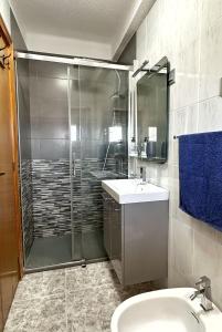W łazience znajduje się prysznic i umywalka. w obiekcie Edificio Thailandia 2, 9G w mieście Santa Pola