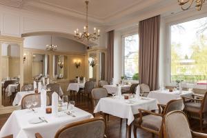 ห้องอาหารหรือที่รับประทานอาหารของ BRISTOL Hotel Bad Kissingen