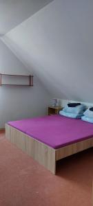 A bed or beds in a room at Pěkná Vyhlídka