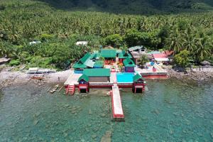 MaripipiNapo Beach Resort的水上度假村的鸟瞰图