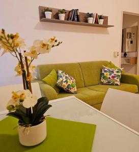 a living room with a green couch and a table at Stai Da Me in Taranto