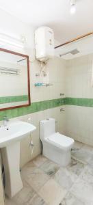 Et badeværelse på 3BHK Corporate and Expat Guest House In Central Bangalore