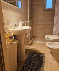 uma casa de banho com um lavatório e um WC em Stai Da Me em Taranto
