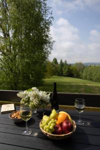 una mesa con dos tazones de frutas y copas de vino en Chata Šedivka en Dvůr Králové nad Labem