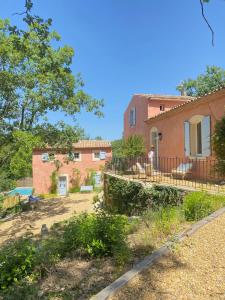 een huis met een hek ervoor bij Villa Vauvert in Saignon