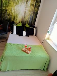 um quarto com uma cama com uma bandeja em Ferienzimmer Waldzauber em Borkwalde
