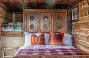 een slaapkamer met een bed met kussens erop bij Penrhiw Farm B & B in Goodwick