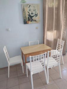 mesa, 2 sillas y mesa y sillas de madera. en Apartment Center en Varna