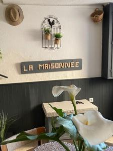 una habitación con una mesa y un cartel en la pared en Maison de village 5 vacanciers chez Néné et Bibi, en Roquemaure
