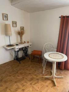 Cette chambre dispose d'une table, d'une table et d'un bureau. dans l'établissement Maison de village 5 vacanciers chez Néné et Bibi, à Roquemaure