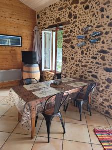 Μια τηλεόραση ή/και κέντρο ψυχαγωγίας στο Gîte le Chai +4 φωτογραφίες