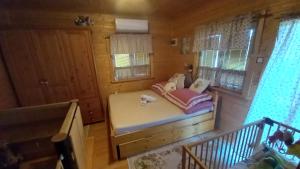 una camera da letto con letto in una camera in legno di Chata u rybníka - Chrastná a Osečná