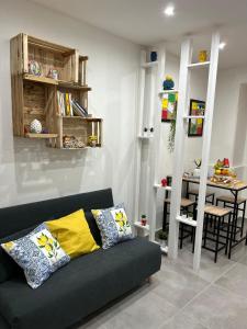ein Wohnzimmer mit Sofa und Tisch in der Unterkunft Casa Elivì Ballaró 2 passi dal centro storico, parcheggio e stazione ferroviaria in Palermo