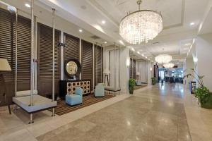 een lobby met stoelen en een kroonluchter in een gebouw bij Palms Resort #1202 Full 2 Bedroom in Destin