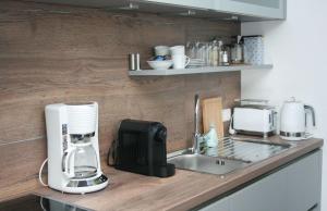 a kitchen counter with a blender and a sink at Die Traumhafte - Stilvolle Ferienwohnung mit Komfort in Kleve