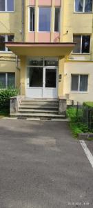 ein Gebäude mit einer weißen Tür und einer Treppe vorne in der Unterkunft The Zen Den in Cluj-Napoca