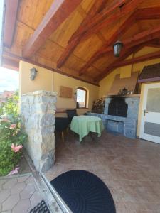 patio con mesa y chimenea de piedra en U Alenky na Záhrade, en Smižany