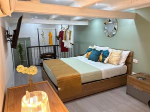 ein Schlafzimmer mit einem großen Bett und einem Tisch in der Unterkunft Casa Elivì Ballaró 2 passi dal centro storico, parcheggio e stazione ferroviaria in Palermo