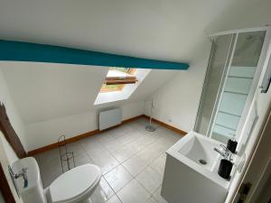 bagno con servizi igienici bianchi e lavandino di Appartement village médiéval a Parnac