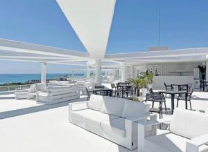 a living room with white furniture and a view of the ocean at Apartamento luxury frente al mar in Valencia