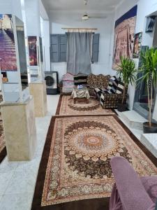 salon z kanapą i dywanem w obiekcie Grand Hotel &Hostel w mieście Luksor