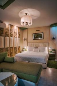 1 dormitorio con 1 cama grande y 1 sofá en Riad Hicham, en Chefchaouen