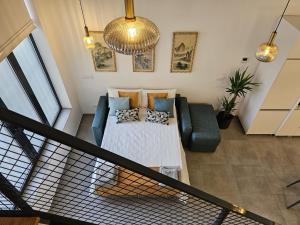 a living room with a couch and a chandelier at Jardín Viveros-Turia 6 PAX-WIFI Y PARKING GRATIS in Valencia